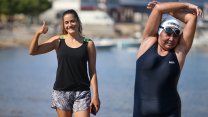Manş Denizi'ni yüzerek tarihe geçen iki Türk kadını mutluluklarını paylaştı