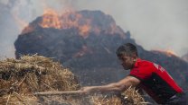 Mersin'de ormanlık alanın yanında tutuşan saman balyalarındaki yangın korkuttu