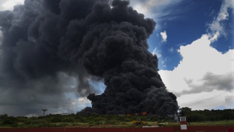 Küba'da limandaki ham petrol depolama tesislerindeki patlamalarda 77 kişi yaralandı