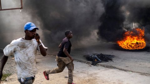 Haiti'de dehşet: Eski senatör ve yeğeni araçta yakıldı!