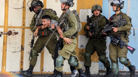 İsrail askerleri, 15 yaşındaki Filistinliyi gerçek mermiyle yaraladıktan sonra gözaltına aldı