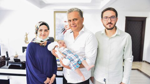 SMA’lı Mehmet Eren bebeğin ailesi Muratpaşa Belediyesi'ni ziyaret etti