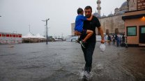 Eminönü'nde Kapalıçarşı ve Mısır Çarşısı'nı su bastı