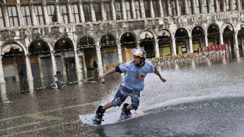 Venedik Belediye Başkanı, Büyük Kanal'da su kayağı yapanları bulanlara yemek ısmarlayacak