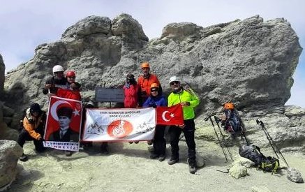 Bursalı dağcılar, Asya'nın en yüksek noktasında Türk bayrağı açtı
