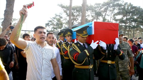 Azerbaycan şehitlerini sonsuzluğa uğurluyor