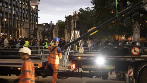 Londra'da Kraliçe'nin cenaze töreni için trafik lambaları söküldü