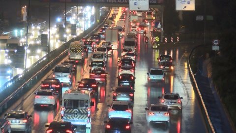 İstanbul'da yağmur trafiği olumsuz etkiledi