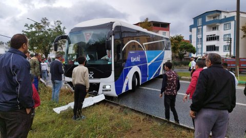 Bursa'da yolcu otobüsü bariyerlere çarptı