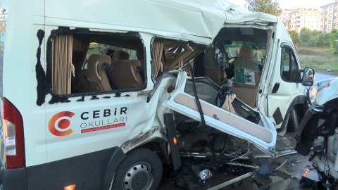 Sancaktepe’de servis minibüsleri kafa kafaya çarpıştı: 4 kişi ağır yaralı!
