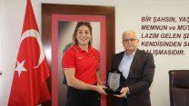 Burhaniye Belediye Başkanı Ali Kemal Deveciler, dünya şampiyonu Yasemin Adar Yiğit'i ağırladı