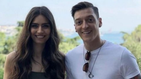 Amine Gülşe ve Mesut Özil çifti ikinci bebeklerine kavuştu