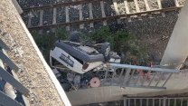Çarpışan otomobillerden biri, köprüden tren yoluna düştü: 3 kişi yaralandı!