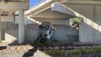 Çarpışan otomobillerden biri, köprüden tren yoluna düştü: 3 kişi yaralandı!