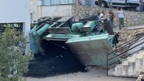 Bodrum'da asfalt kamyonu iş yerinin bahçesine devrildi