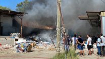 Antalya'da atık kağıt deposunda çıkan yangın söndürüldü