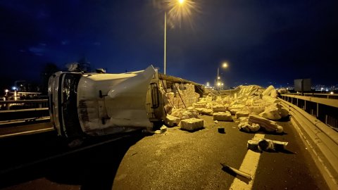 Kuzey Marmara Otoyolu'nda tır kazası: Yol trafiğe kapandı