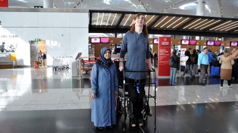 Dünyanın en uzun boylu kadını Rumeysa Amerika'ya uçtu