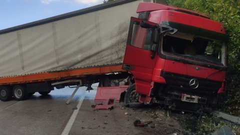 Bariyerlere çarpan TIR'ın sürücüsü yaralandı; Bursa- Ankara karayolu trafiğe kapandı
