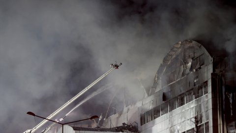 Sultanbeyli'de tencere imalathanesinde çıkan ve saatlerce süren büyük yangın söndürüldü