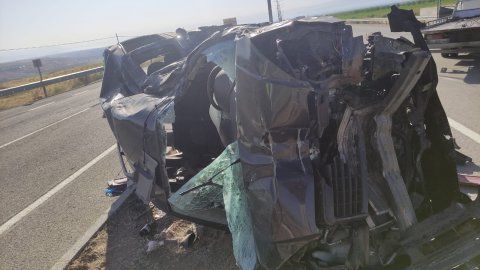 Malatya'da kamyona çarpan hafif ticari araç devrildi: 2 kişi öldü
