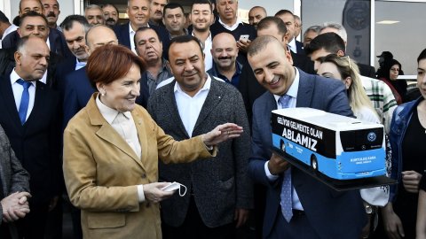 Ankaralı esnaftan Akşener'e özel hediye: "Geliyor gelmekte olan ablamız"