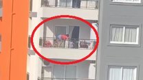 Adana'da çocukların panik anları kamerada: Anneleri atlamasın diye bacağına sarıldılar!