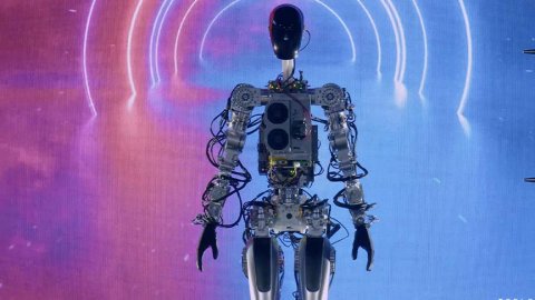 Tesla, insansı robotu Optimus’u tanıttı 