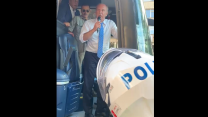 Polisler, Muharrem İnce'nin seçim otobüsünün önünü kesti! İnce, açtı ağzını yumdu gözünü