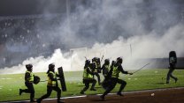  Endonezya'da futbol maçında çıkan izdihamda 174 kişi öldü