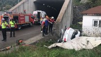 Otomobil tünel girişindeki duvara çarptı, sürücüsü öldü 
