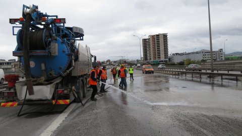 Sultanbeyli'de yola dökülen beton harcı nedeniyle TEM otoyolu kapandı