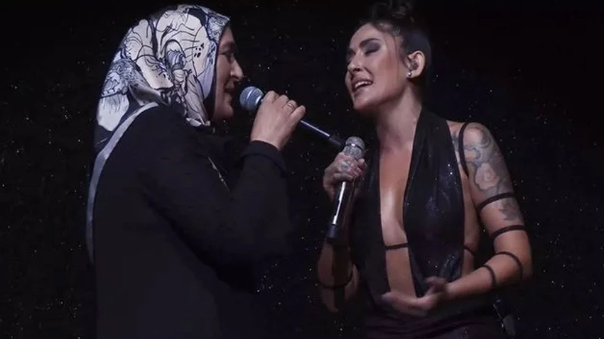 Hayali gerçek oldu: Melek Mosso sahnede annesiyle düet yaptı