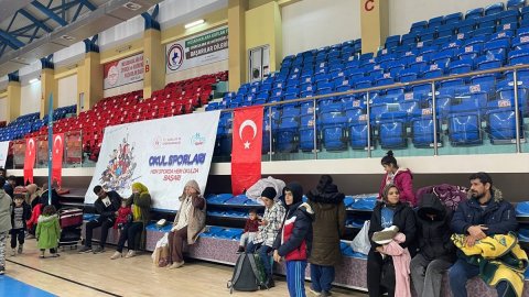 Düzce'de evlerine giremeyen vatandaşlar yağmur nedeniyle spor salonlarına taşınıyor