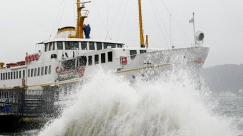 Lodos İstanbul'u bırakmıyor: Deniz ulaşımı yine aksadı!