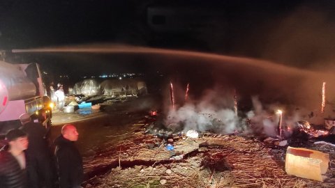 Silvan’da göçer çadırı yandı: 55 koyun öldü