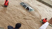 Suudi Arabistan'da şiddetli yağış yolları kapattı, araçlar sele kapılarak sürüklendi