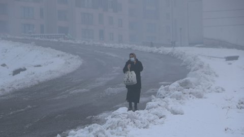 Yüksekova'da kar nedeniyle 115 yerleşim yerinin yolu ulaşıma kapandı