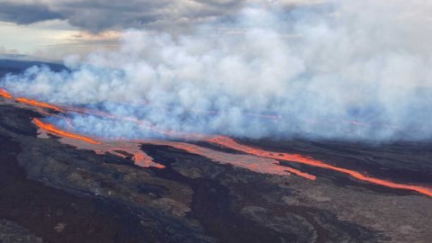 ABD alarmda: Dünyanın en büyük aktif yanardağı Mauna Loa 38 yıl sonra tekrar aktif!