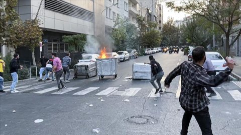 İranlı komutan açıkladı: Protestolarda 300'den fazla kişi hayatını kaybetti