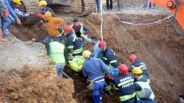 Manisa'da temel kazası sırasında toprak altında kalan işçi yaralı olarak kurtarıldı