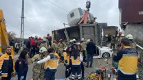 Başakşehir'de hafriyat kamyonu devrildi: Otomobili dümdüz etti