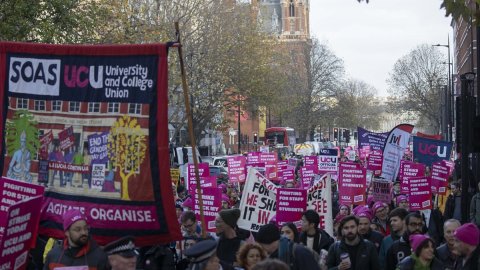 İngiltere'de greve giden binlerce üniversite çalışanı yürüyüş düzenledi