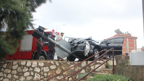 Antalya'da iki otomobil çarpıştı: 5 kişi yaralandı