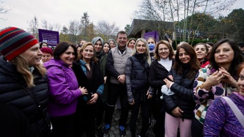 İBB Başkanı İmamoğlu, 'Seçme ve seçilme' hakkının tanınmasının 88.yıldönümünde kadınlarla birlikte yürüdü