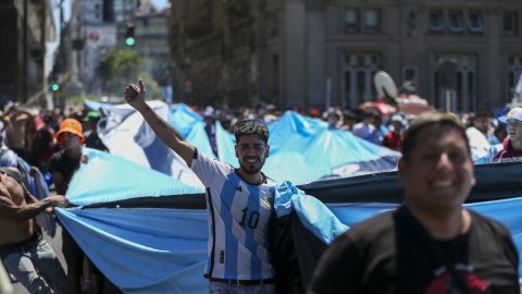 Arjantin Milli Takımı'nın zafer turu milyonlarca kişinin yoğun katılımı nedeniyle yarım kaldı