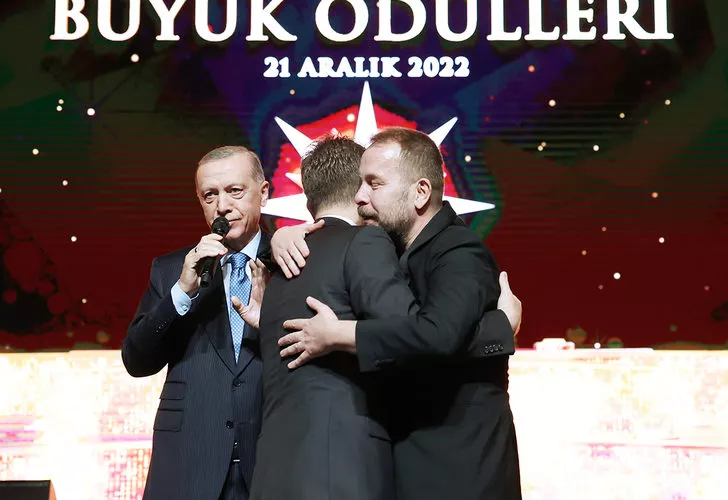 Cumhurbaşkanı Erdoğan ödül alan iki ismi sahnede böyle barıştırdı! "Artık dargınlık yok tamam mı?"