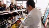 İBB Başkanı Ekrem İmamoğlu öğle yemeğini öğrencilerle birlikte yedi