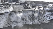 Niagara Şelaleleri de kar fırtınasından nasibini aldı: Dondu!