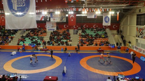 23 Yaş Altı Grekoromen Güreş Türkiye Şampiyonası, Çorum'da başladı